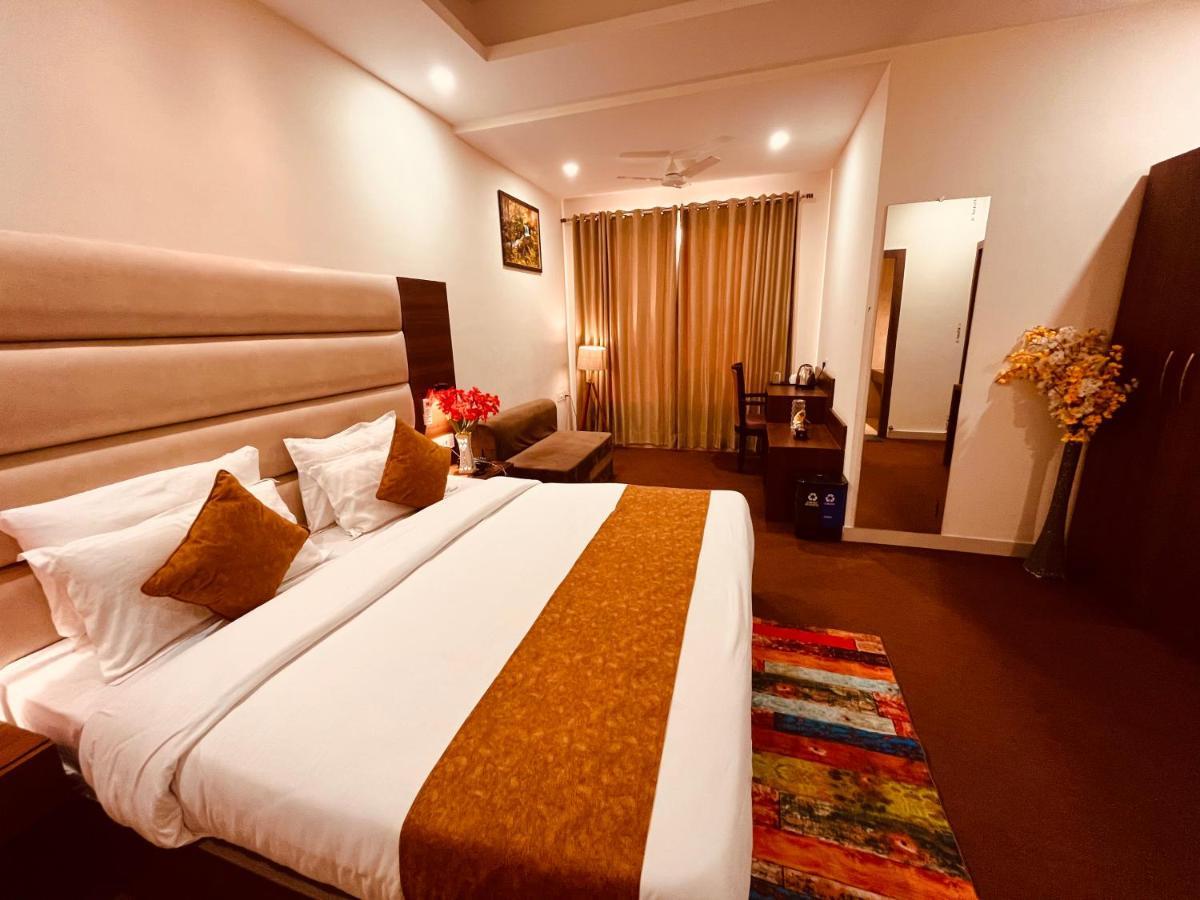 Hotel The Pacific Grand, ハリドワール エクステリア 写真